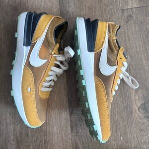 Nike Waffle One Sneakers Women’s 7 Yellow Gold Suede Green Phantom
